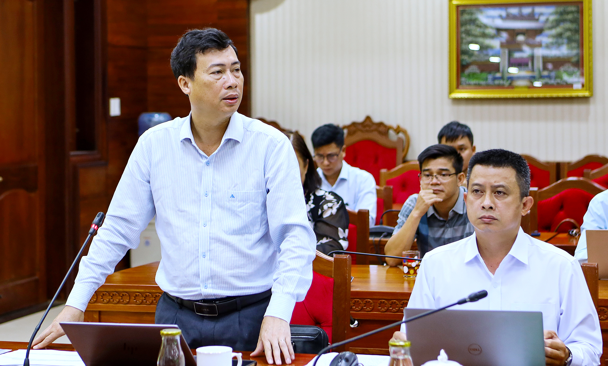 Giám đốc Sở Văn hóa, Thể thao và Du lịch Trần Hồng Tiến phát biểu tại cuộc họp.